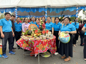 CĐCS Trường TH An Lợi -TH Hoà Lợi tham gia Hội thi "Nấu bánh tét"